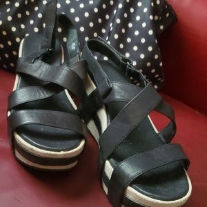 Antelope Crossed Classic Sandal